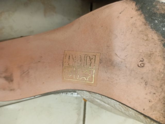 Zapatos plateados de piel.Cómodos tacón