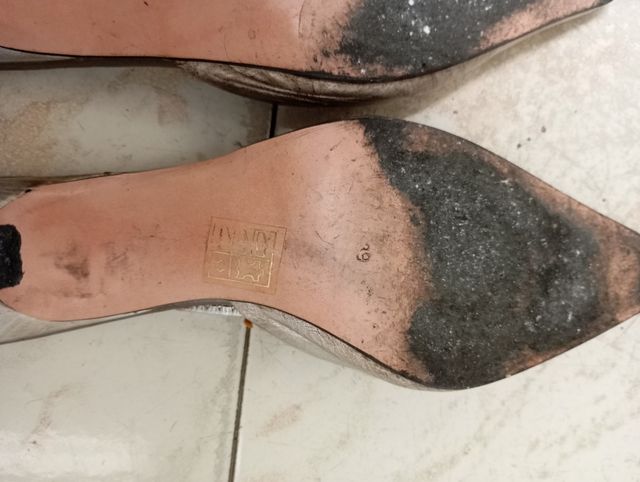 Zapatos plateados de piel.Cómodos tacón