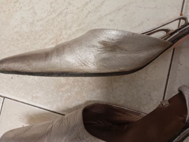 Zapatos plateados de piel.Cómodos tacón
