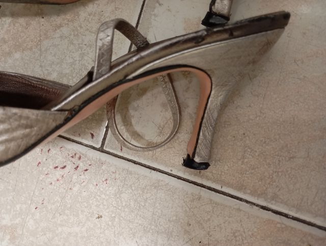 Zapatos plateados de piel.Cómodos tacón