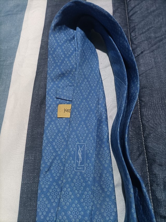Gravata de Yves Saint Lauren
