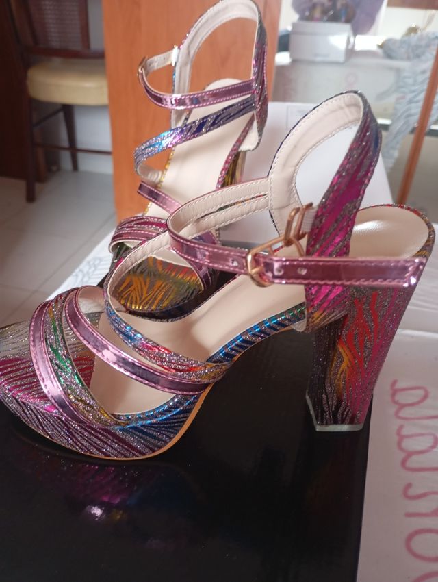 Sandalias brilló sin estrenar