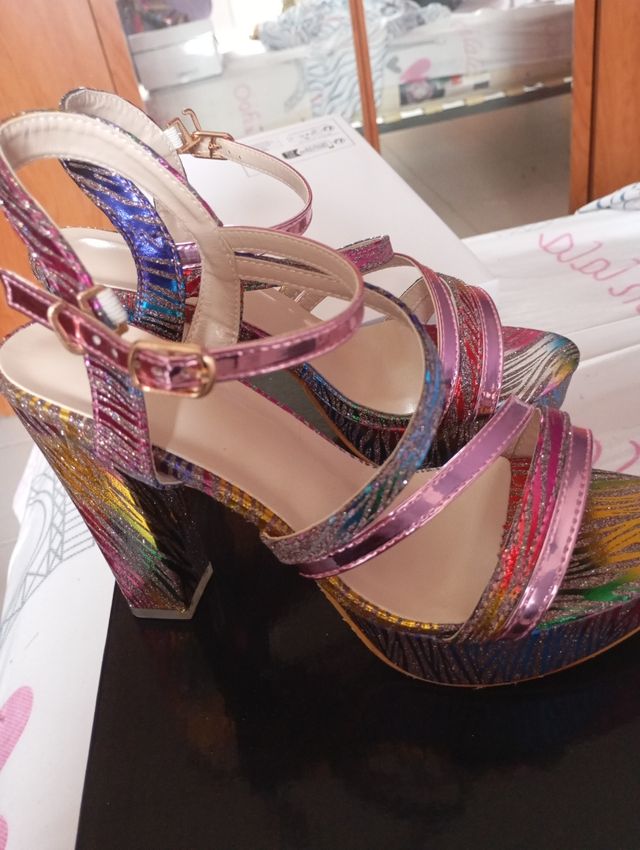 Sandalias brilló sin estrenar