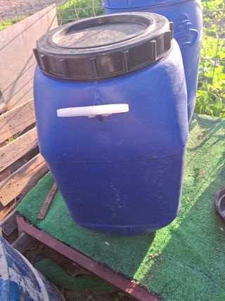 Barriles bidones depósitos
