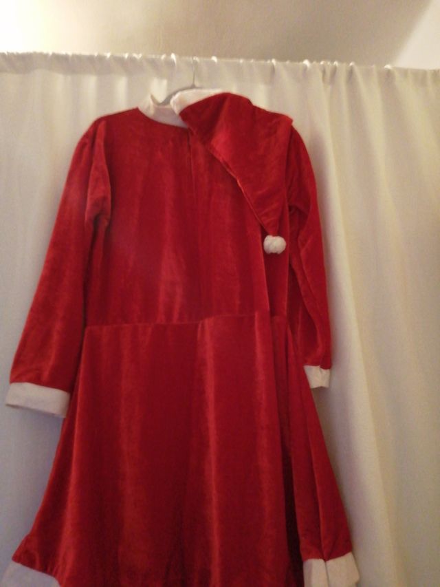 Disfraz Mama Noel con regalo.