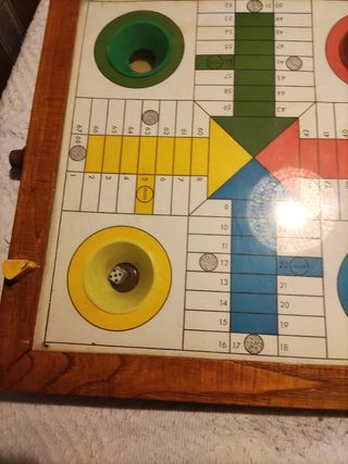 Antiguo tablero parchís.Con los dados de