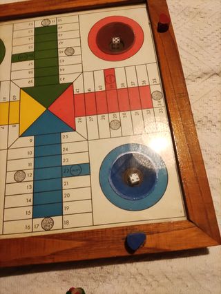 Antiguo tablero parchís.Con los dados de