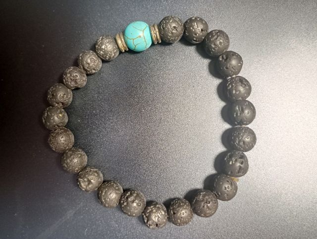Pulsera de piedra de lava con turquesa.