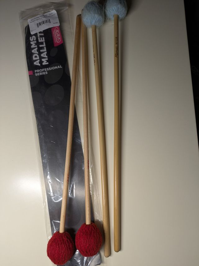 Cada par de baquetas 15 eur. Las rojas sin usar.