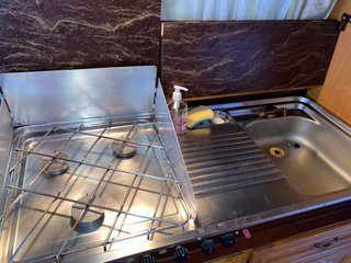 Cocina y nevera trivalente caravana
