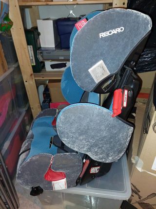 Silla de niño para coche, marca Recaro.