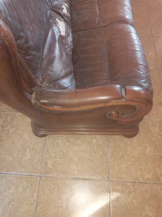 Sofá de piel marrón