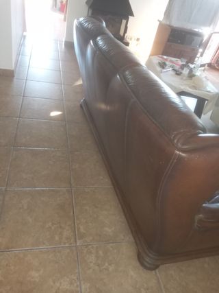 Sofá de piel marrón