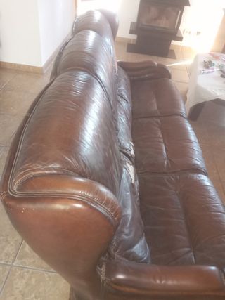 Sofá de piel marrón