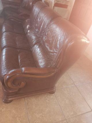 Sofá de piel marrón