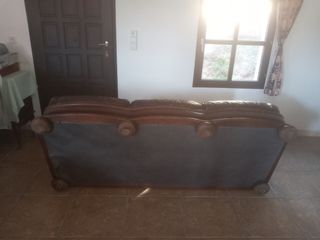 Sofá de piel marrón