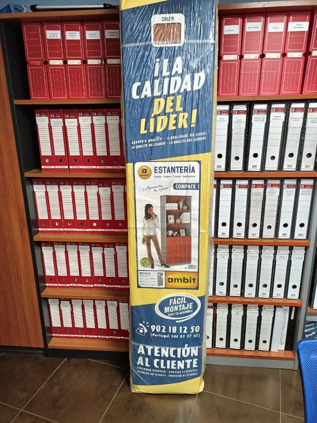 Estantería con puertas nueva