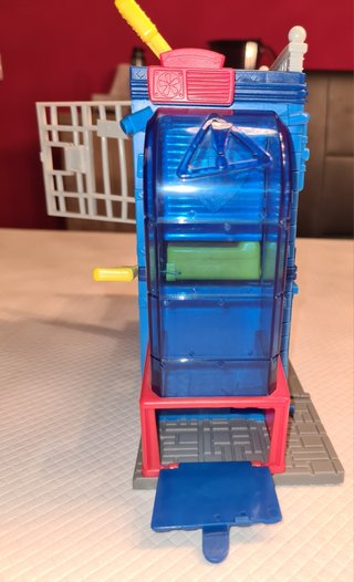 Comisaría + Laboratorio SuperZings
