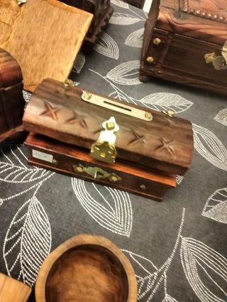 Caja y baúles de madera tallada