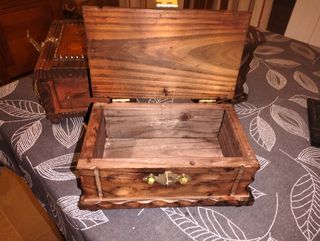 Caja y baúles de madera tallada