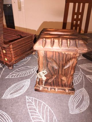 Caja y baúles de madera tallada