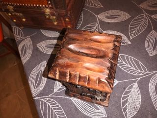 Caja y baúles de madera tallada