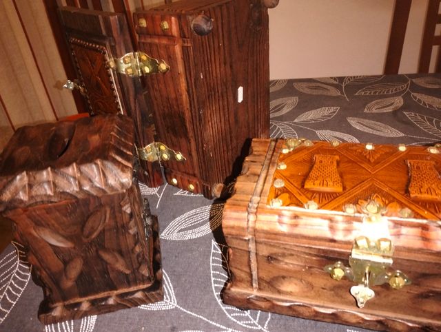 Caja y baúles de madera tallada