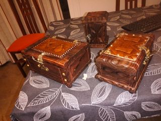 Caja y baúles de madera tallada