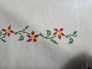 Set di due asciugamani ricamati a punto croce