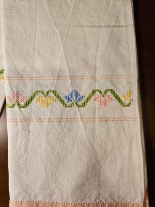 Set di due asciugamani ricamati a punto croce