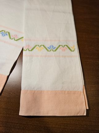 Set di due asciugamani ricamati a punto croce