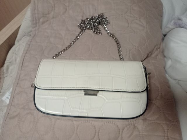 Bolso chica Stradivarius.