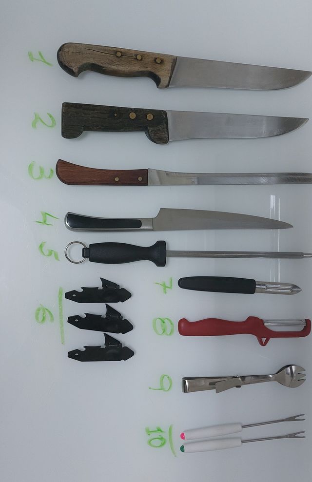 N° 182.- Cuchillos, Abrelatas y pinzas