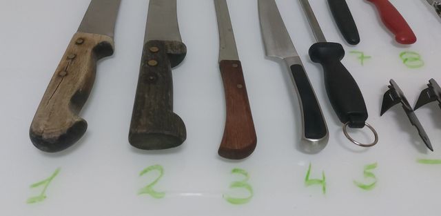 N° 182.- Cuchillos, Abrelatas y pinzas