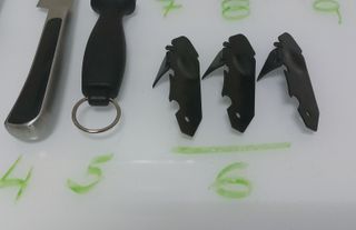 N° 182.- Cuchillos, Abrelatas y pinzas