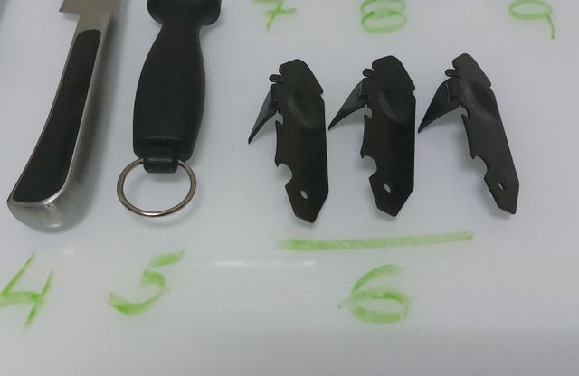 N° 182.- Cuchillos, Abrelatas y pinzas