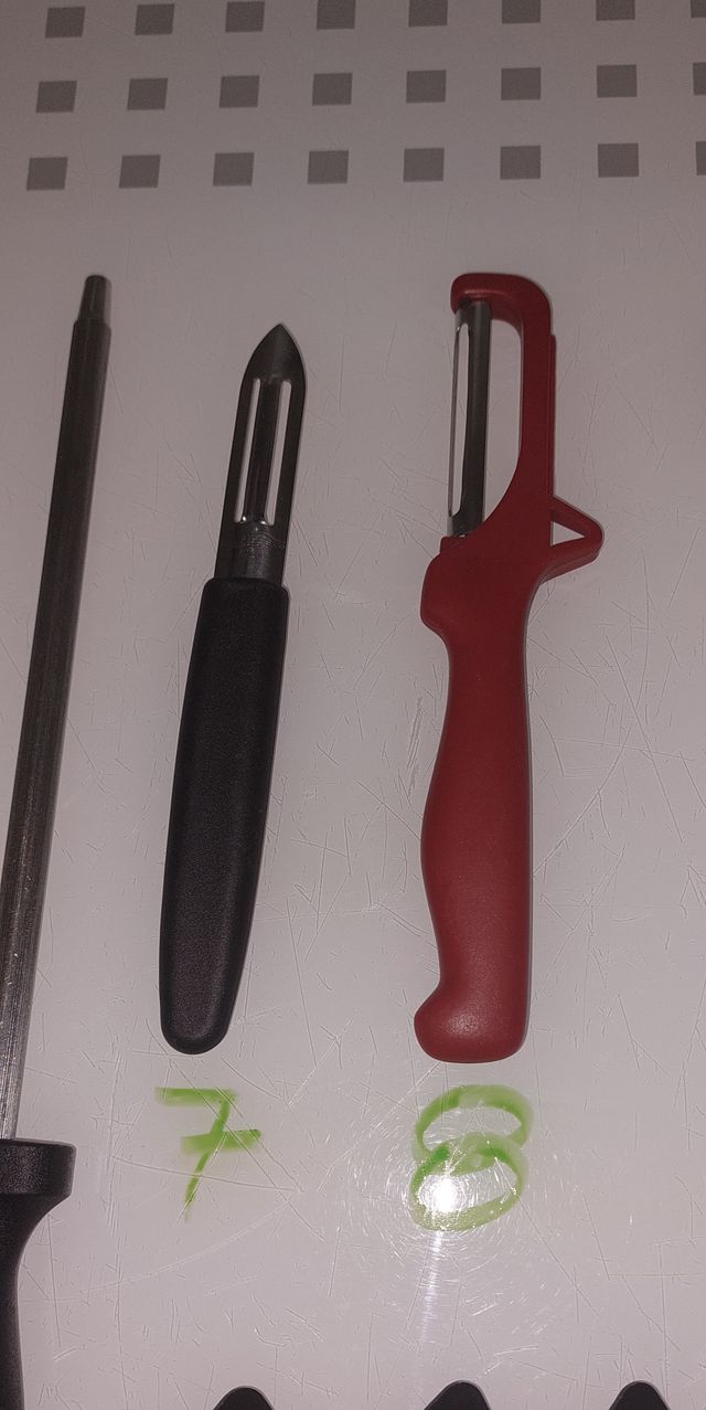 N° 182.- Cuchillos, Abrelatas y pinzas