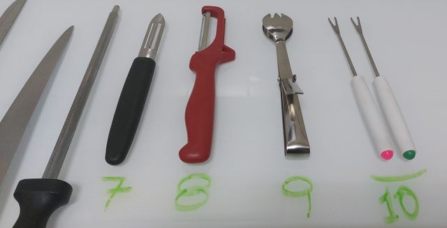 N° 182.- Cuchillos, Abrelatas y pinzas