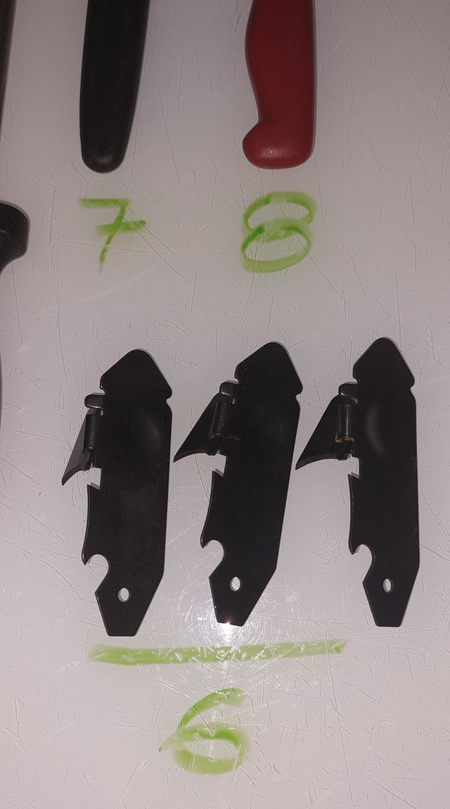 N° 182.- Cuchillos, Abrelatas y pinzas