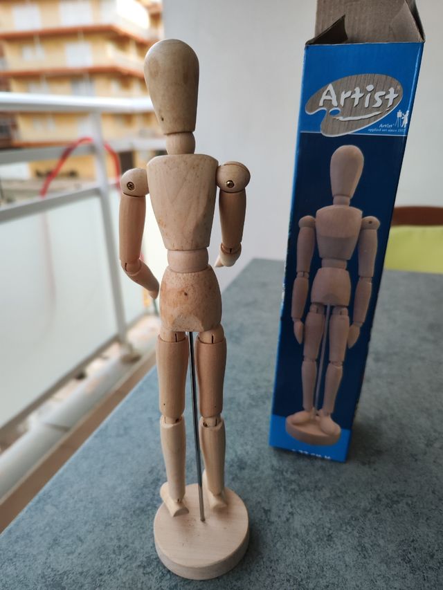 Figura de madera maciza, articulada