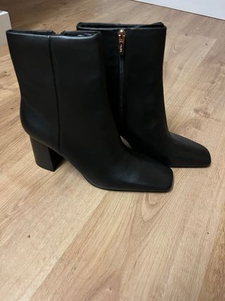 Botín tacón ancho piel negra