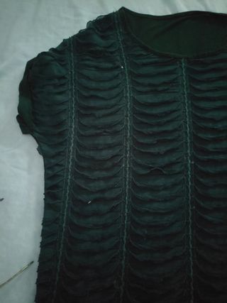 CAMISETA CON VOLANTES Y PEDRERIA
