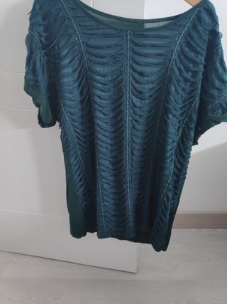 CAMISETA CON VOLANTES Y PEDRERIA