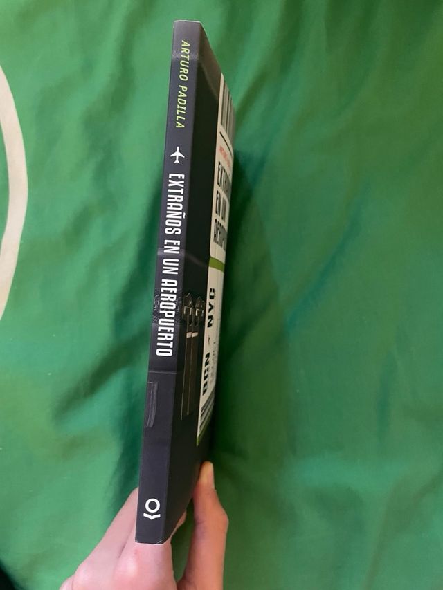 Libro extraños en un aeropuerto