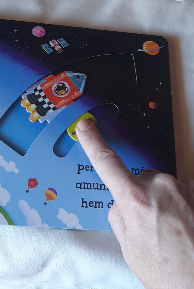 Libro infantil con lengüeta y solapas