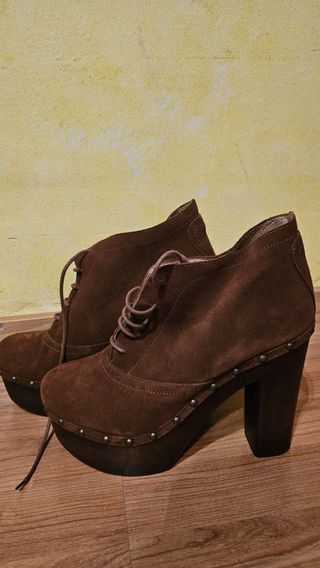 Botín de piel con tacón