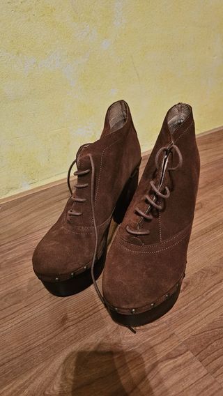 Botín de piel con tacón