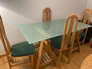 Mesa cristal y 4 sillas