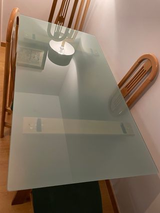 Mesa cristal y 4 sillas
