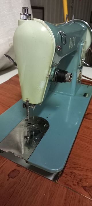 Maquina de coser ALFA.